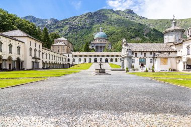 Tapınak Oropa, Biella, Piedmont bu dağlarda görünümünü