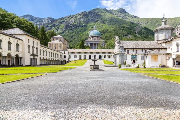Veduta del Santuario di Oropa, sulle montagne di Biella, Piemonte — Foto Stock