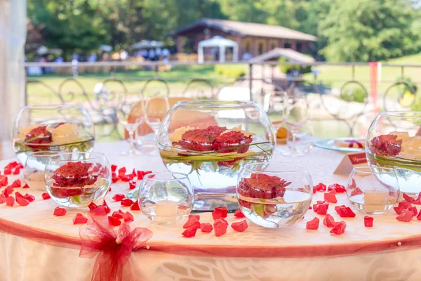 Tafelset voor een feest of bruiloftsreceptie — Stockfoto