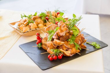 Çeşitli aperatifler ve parmak yiyecekleri.