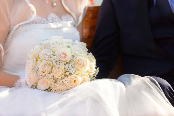 Sposa in possesso di rose bianche bouquet . — Foto Stock