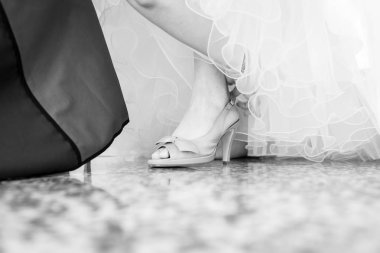 Gelin Ayakkabı üzerinde koyarak güzel bir gelinlik