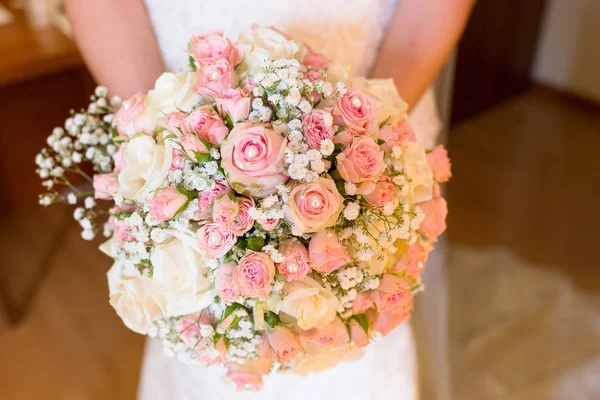 Bruid bedrijf witte rozen boeket. — Stockfoto