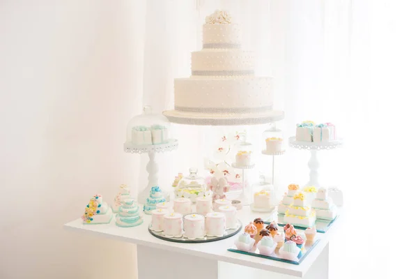 Bolo de casamento bonito com rosas brancas — Fotografia de Stock