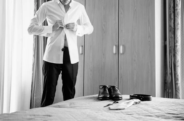 Man in white shirt and cufflink. — Stock Photo, Image