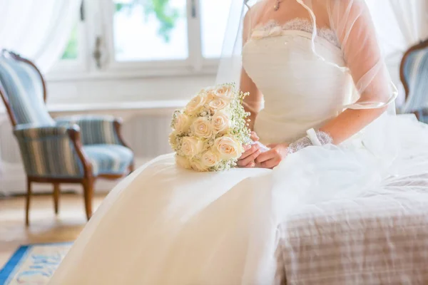 Braut mit weißen Rosen Strauß. — Stockfoto