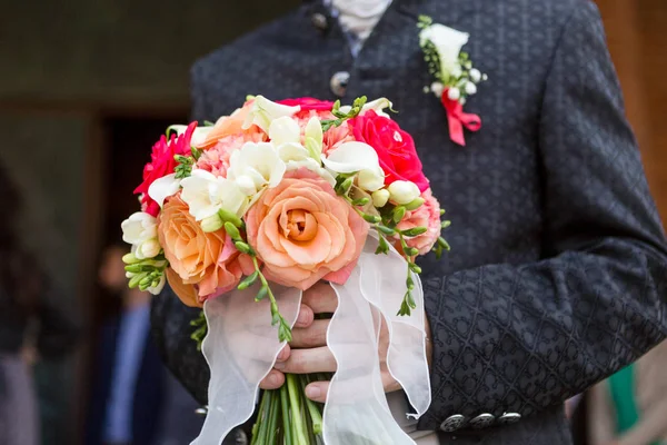 Groom segurando buquê de rosas vermelhas — Fotografia de Stock