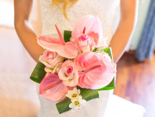 Bruid met rode rozen boeket — Stockfoto