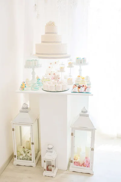 Vacker bröllopstårta med vita rosor — Stockfoto