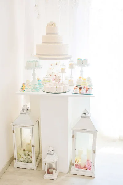 Bolo de casamento bonito com rosas brancas — Fotografia de Stock