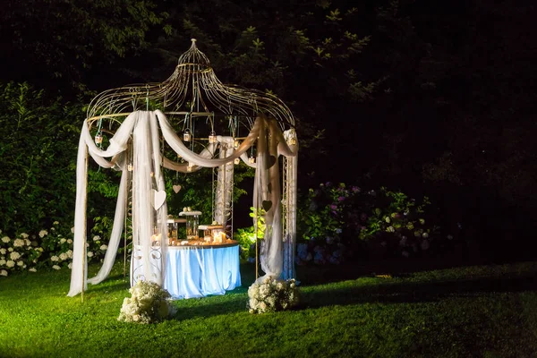 Dulce pastel de boda al aire libre — Foto de Stock