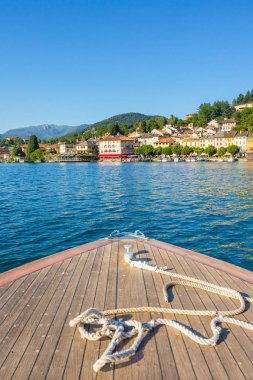 Orta San Giulio L turistik bir tekneden Motta kare görünümü