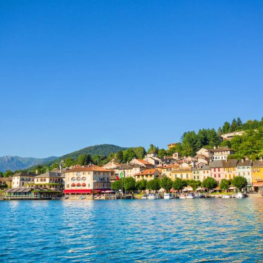 Orta San Giulio L turistik bir tekneden Motta kare görünümü