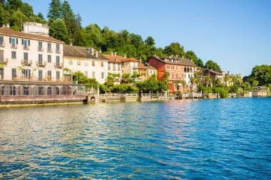 Orta San Giulio L turistik bir tekneden Motta kare görünümü