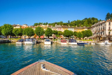 Orta San Giulio L turistik bir tekneden Motta kare görünümü
