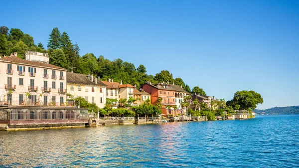 Vista de la plaza Motta en Orta San Giulio desde un barco turístico, L — Foto de Stock