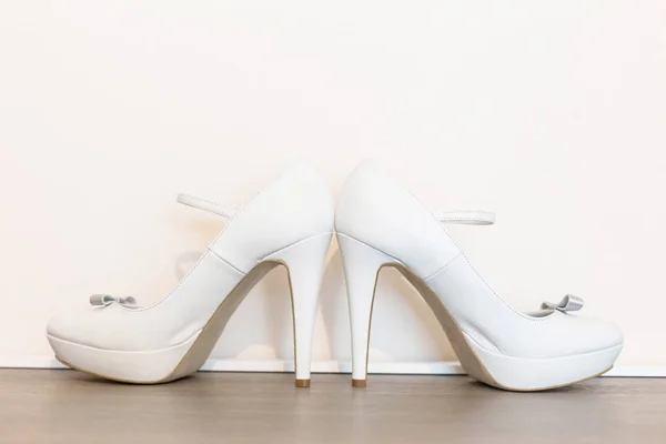 Weiße Brautschuhe — Stockfoto