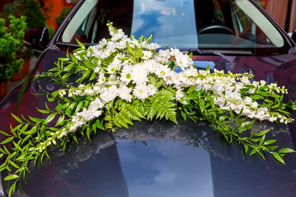 Květy dekorace na svatební auto — Stock fotografie