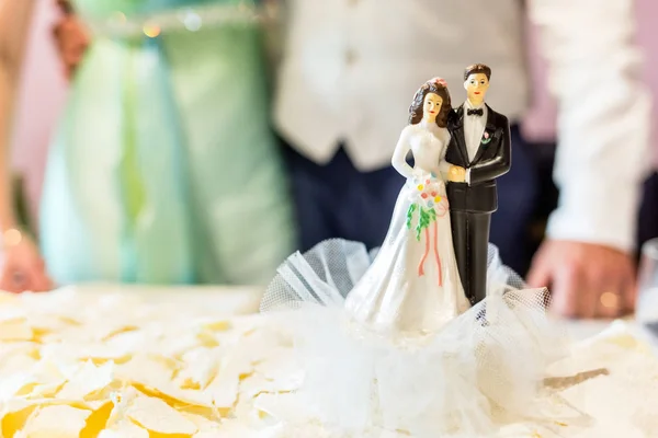 Iyi adam ile güzel düğün pastası — Stok fotoğraf