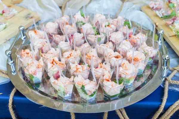 Çeşitli aperatifler ve parmak yiyecekleri. — Stok fotoğraf