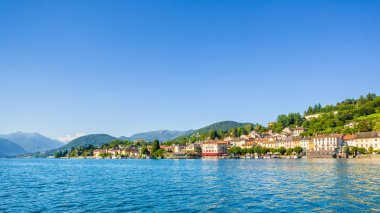 Orta San Giulio L turistik bir tekneden Motta kare görünümü