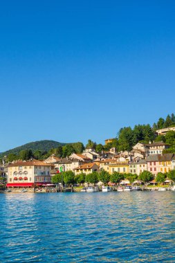 Orta San Giulio L turistik bir tekneden Motta kare görünümü