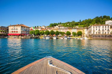 Orta San Giulio L turistik bir tekneden Motta kare görünümü