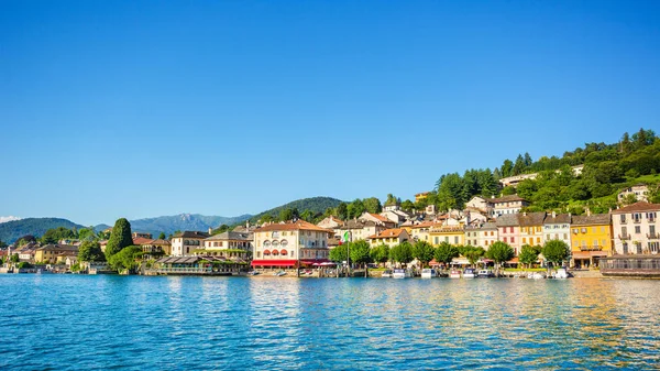 Utsikt över Motta torget på Orta San Giulio från turistiska båt, L — Stockfoto