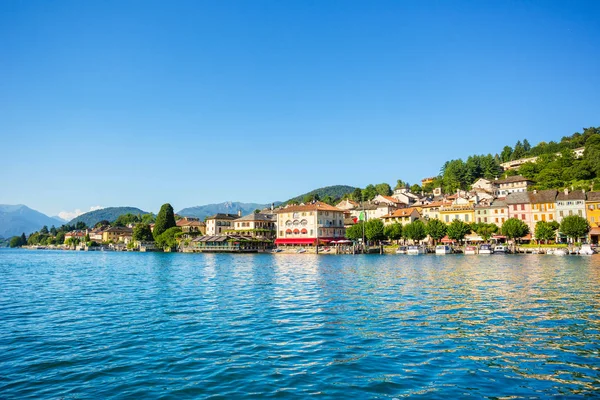 Vista de la plaza Motta en Orta San Giulio desde un barco turístico, L — Foto de Stock