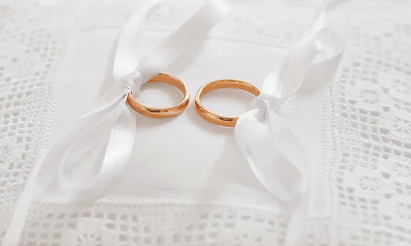 Gold wedding rings on satin pillow — Stock Photo, Image