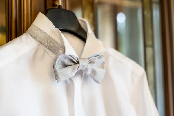 Κομψό λευκό πουκάμισο για γαμπρό και παπιγιόν — Φωτογραφία Αρχείου