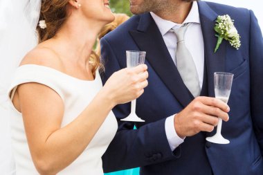 Gelin ve damat ellerinde şampanya kadehleriyle