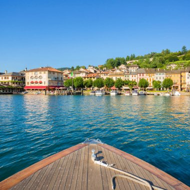 Orta San Giulio L turistik bir tekneden Motta kare görünümü