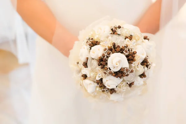 Bruid bedrijf witte rozen boeket. — Stockfoto