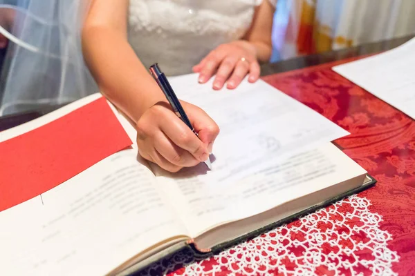 花嫁の結婚式の署名 — ストック写真