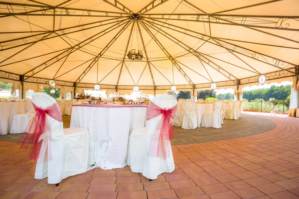 Tisch gedeckt für eine Eventparty oder einen Hochzeitsempfang — Stockfoto