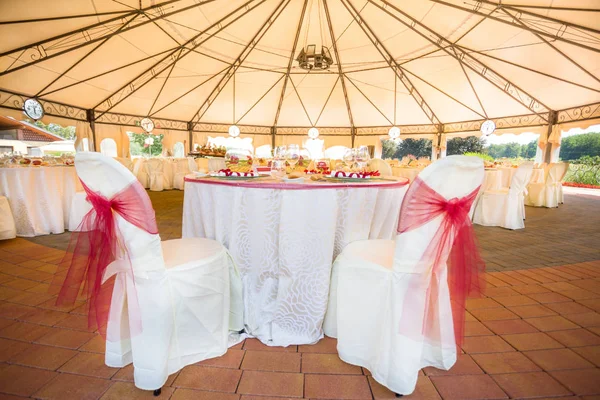Sada stolů pro večírek nebo svatební hostinu — Stock fotografie