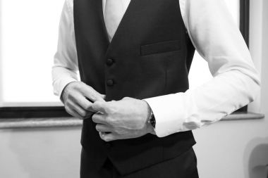 Beyaz gömlek ve kol düğmesi