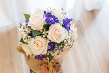 Gelin holding beyaz gül buketi.