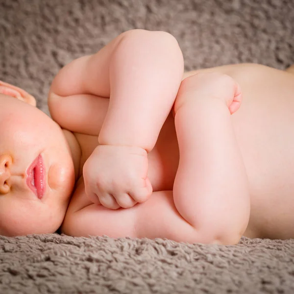 Close-up portret van een mooie slapende baby op blanchet — Stockfoto