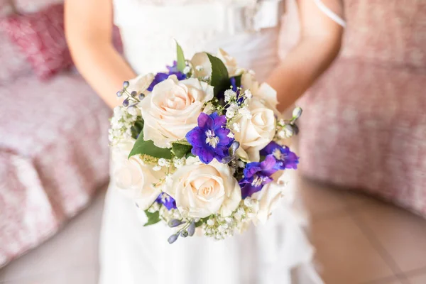 Bride holding white roses bouquet. — Stock Photo, Image