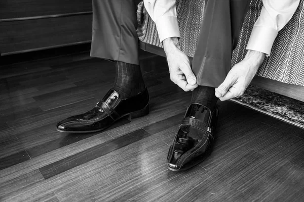 Den eleganta mannen laces skor — Stockfoto