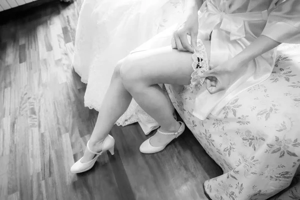 Gelin düğün jartiyer üzerinde koyarak — Stok fotoğraf