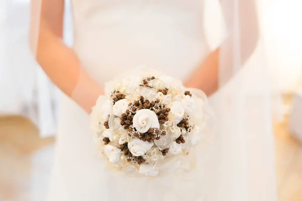 Noiva segurando buquê de rosas brancas . — Fotografia de Stock