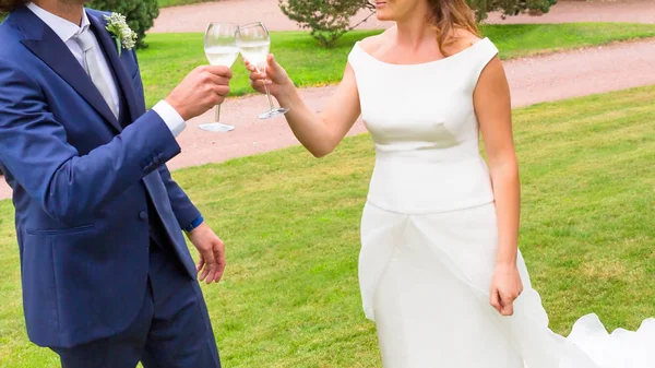 Panna młoda i pan młody trzymający ślubne kieliszki szampana — Zdjęcie stockowe