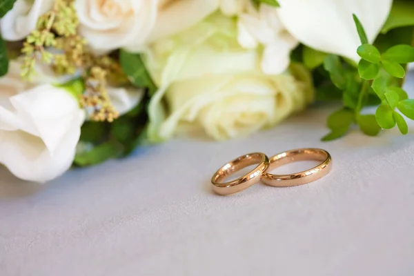 Anéis de casamento de ouro no travesseiro de cetim — Fotografia de Stock