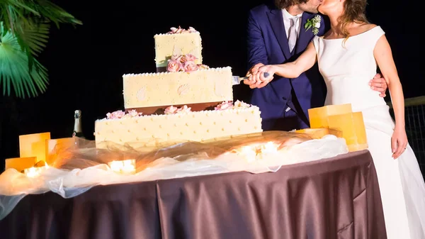 結婚式のケーキカット — ストック写真