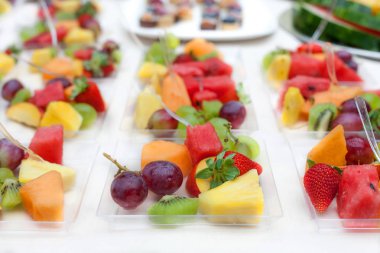 Cam kasede taze meyve salatası