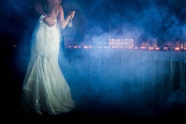 önce duman gelin ve damat dans