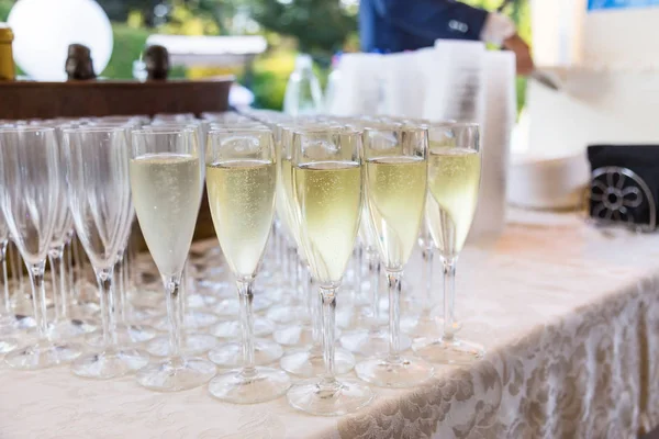 Champagne e bicchieri — Foto Stock